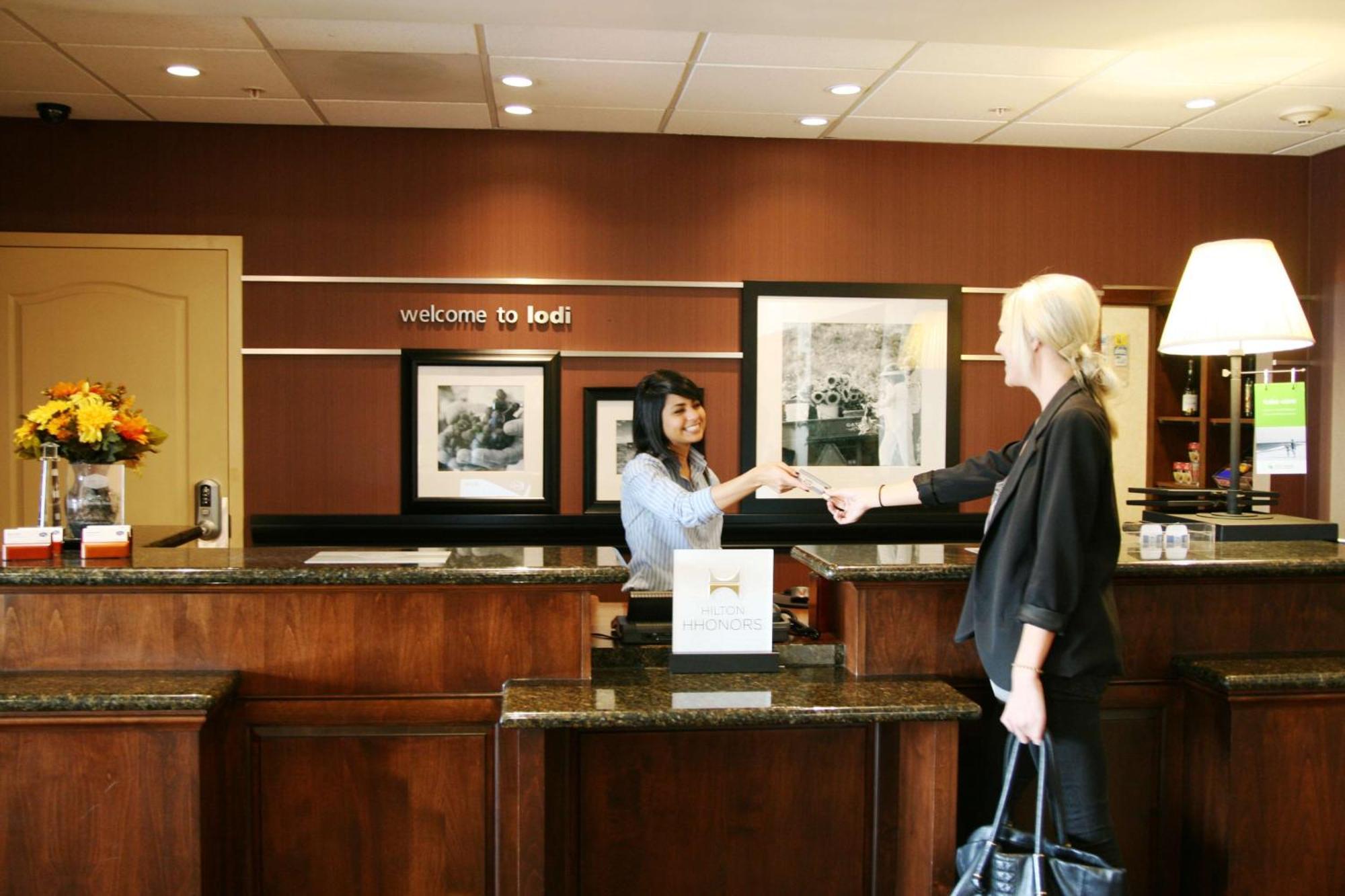Hampton Inn & Suites Lodi Exterior photo